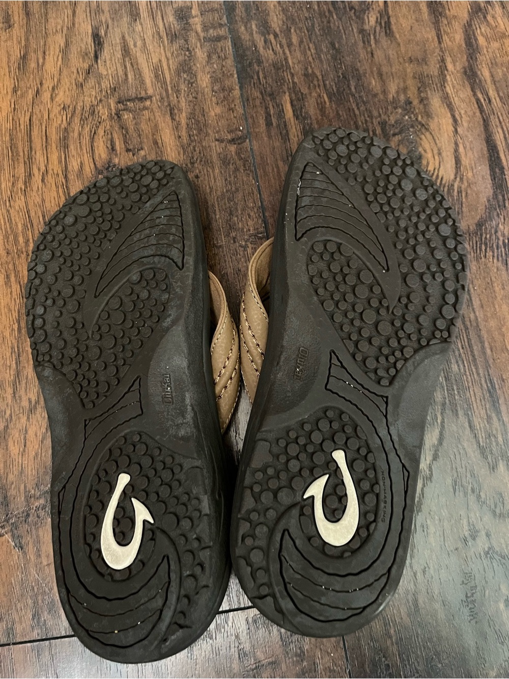 OluKai Men's Tan and Black Flip-Flops - Picture 3 of 3